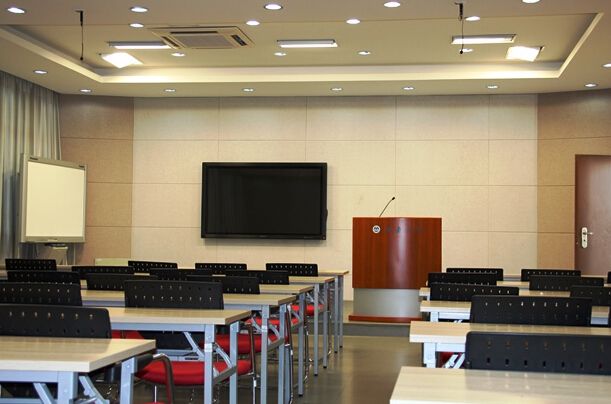 15中學(xué)隔音墻建成后，記者親自到現(xiàn)場(chǎng)體驗(yàn)隔音效果